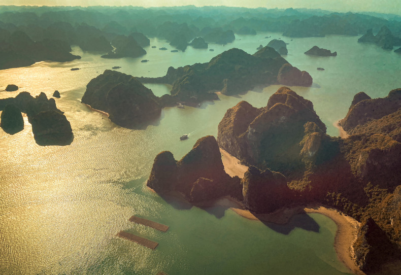 Volando a una altura entre 300 y 2000 metros, el servicio de hidroavión brinda a los turistas una perspectiva distinta, con toda la bahía de Ha Long a la vista. Volando a una altura entre 300 y 2000 metros, el servicio de hidroavión brinda a los turistas una perspectiva distinta, con toda la bahía de Ha Long a la vista.