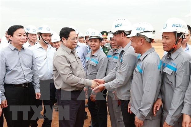 El premier Pham Minh Chinh con obreros de la obra. (Fotografía: VNA) El premier Pham Minh Chinh con obreros de la obra. (Fotografía: VNA)