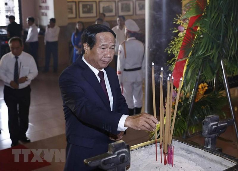 El viceprimer ministro Nguyen Van Thanh rinde homenaje al tío Ho en la zona cultural dedicada al prócer de la Revolución nacional. (Foto: Thong Nhat/VNA) El viceprimer ministro Nguyen Van Thanh rinde homenaje al tío Ho en la zona cultural dedicada al prócer de la Revolución nacional. (Foto: Thong Nhat/VNA)