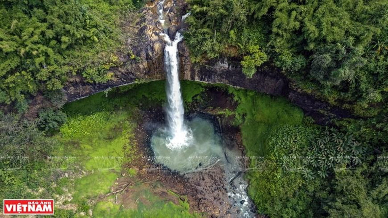 La cascada de Lieng Nung consta de tres tramos, el más alto cuenta con unos 30 metros de altura, y su corriente de agua termina en el arroyo Dak Nia. (Fotografía: VNA) La cascada de Lieng Nung consta de tres tramos, el más alto cuenta con unos 30 metros de altura, y su corriente de agua termina en el arroyo Dak Nia. (Fotografía: VNA)