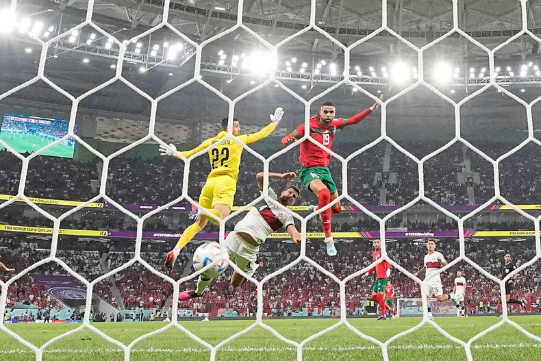 Youssef En-Nesyri marca el único gol en el partido entre Marruecos y Portugal. (Fotografía: AP) Youssef En-Nesyri marca el único gol en el partido entre Marruecos y Portugal. (Fotografía: AP)