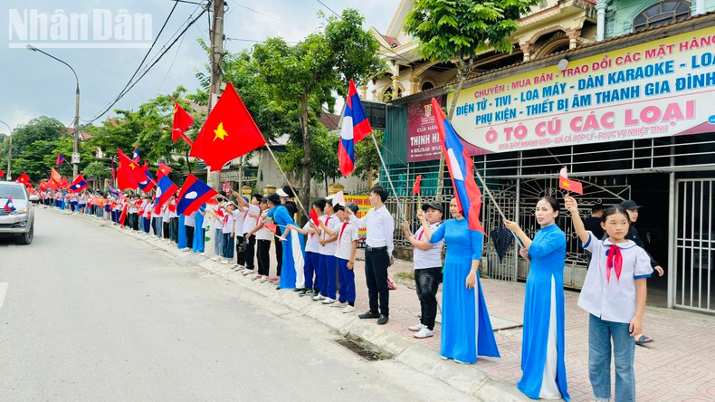 Pobladores de Huong Son, Ha Tinh, reciben a los mártires en su tierra natal. Pobladores de Huong Son, Ha Tinh, reciben a los mártires en su tierra natal.