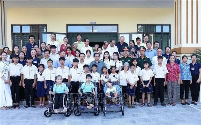 El primer ministro Pham Minh Chinh visita y entrega obsequios a niños y personas con discapacidad en el Centro de bienestar social de Quang Binh. (Foto: VNA) El primer ministro Pham Minh Chinh visita y entrega obsequios a niños y personas con discapacidad en el Centro de bienestar social de Quang Binh. (Foto: VNA)
