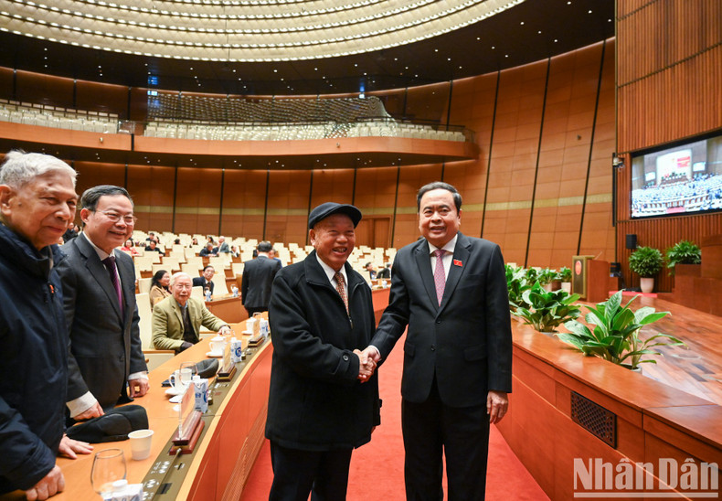 El presidente de la ANV, Tran Thanh Man, el extitular del órgano legislativo, Nguyen Van An, y los delegados. El presidente de la ANV, Tran Thanh Man, el extitular del órgano legislativo, Nguyen Van An, y los delegados.