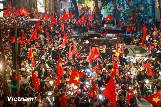Miles de personas salieron a las calles en el centro de Hanói portando banderas para celebrar la victoria de la selección nacional de fútbol. (Foto: VNA)