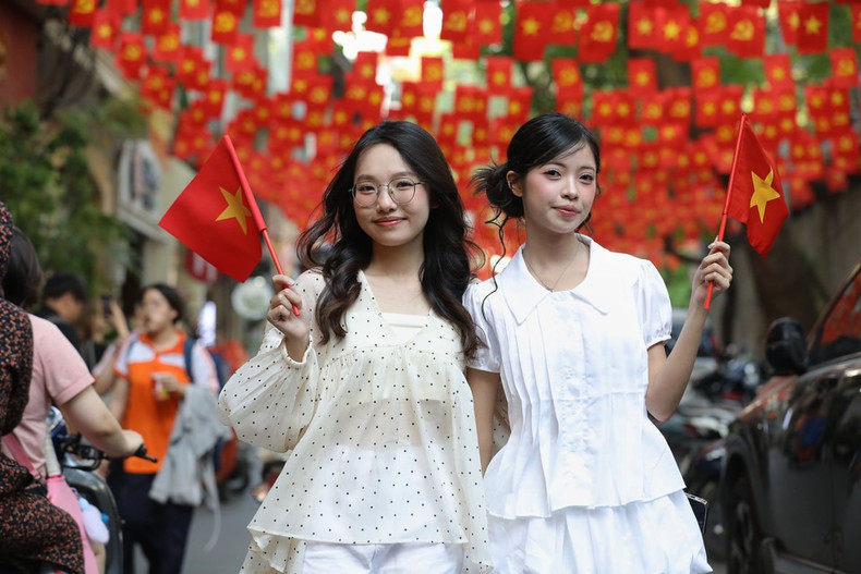 La calle de Au Trieu, con banderas rojas con estrella amarilla ondeando, atrae a muchos jóvenes a tomarse fotos para unirse al ambiente de celebración por el 30 de abril. (Foto: VNA) La calle de Au Trieu, con banderas rojas con estrella amarilla ondeando, atrae a muchos jóvenes a tomarse fotos para unirse al ambiente de celebración por el 30 de abril. (Foto: VNA)