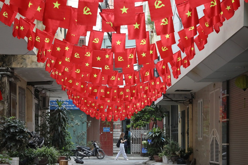 Un pequeño callejón en la calle de Nghia Tan se llena de rojo por el feriado del 30 de abril. (Foto: VNA) Un pequeño callejón en la calle de Nghia Tan se llena de rojo por el feriado del 30 de abril. (Foto: VNA)
