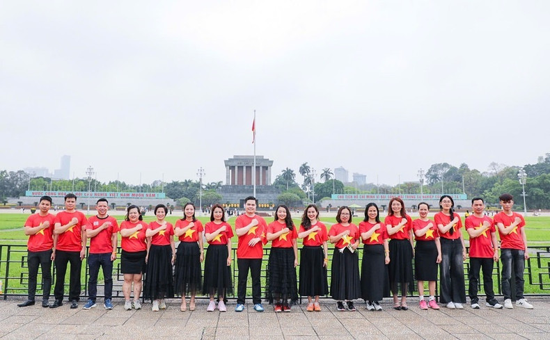 Difundir el amor por el país a través de la imagen de la bandera nacional se está convirtiendo en una tendencia popular entre los jóvenes. (Foto: VNA) Difundir el amor por el país a través de la imagen de la bandera nacional se está convirtiendo en una tendencia popular entre los jóvenes. (Foto: VNA)
