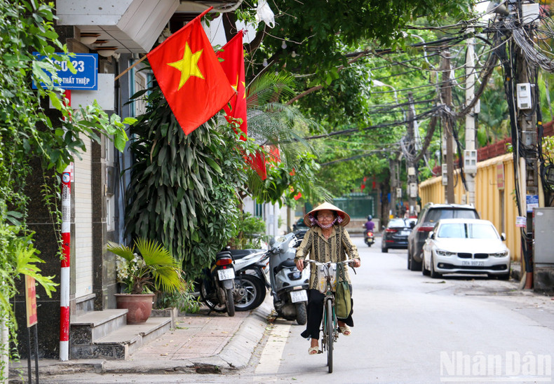 Los vietnamitas cuelgan con orgullo las banderas en su casa.