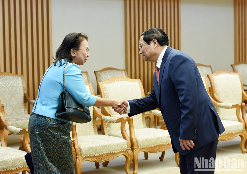 El premier vietnamita saluda a los miembros de la delegación camboyana.