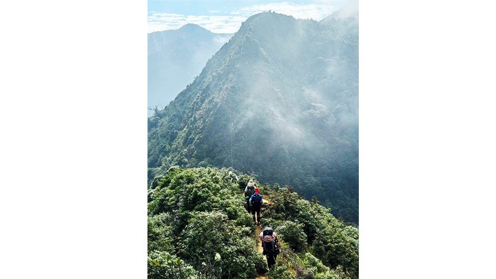 Los turistas deben superar senderos abruptos y desafiantes.