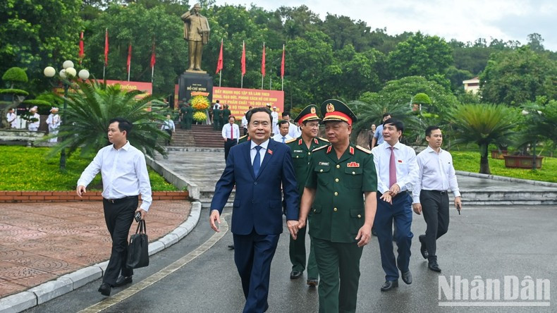El presidente de la AN, Tran Thanh Man, en su visita a la Zona Militar 3.