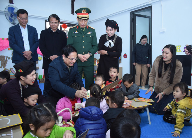 Minh Chinh visita el jardín de infancia en la aldea Lang Nu.