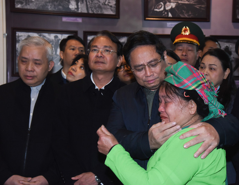 El primer ministro consuela a la familia de la ciudadana Hoang Thi Soi, residente en la aldea Lang Nu, por la pérdida de su ser querido.