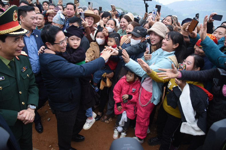 El primer ministro, Pham Minh Chinh, visita a los habitantes de la zona del proyecto de reconstrucción de la aldea de Lang Nu.