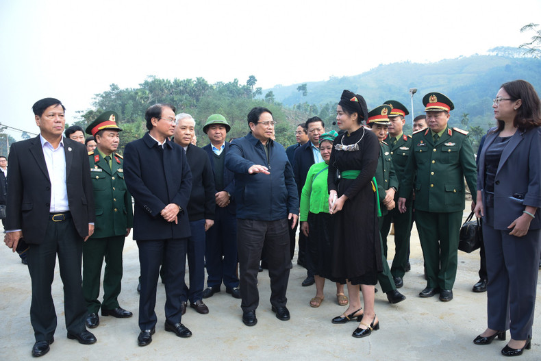 El primer ministro Pham Minh Chinh visita la aldea Lang Nu.