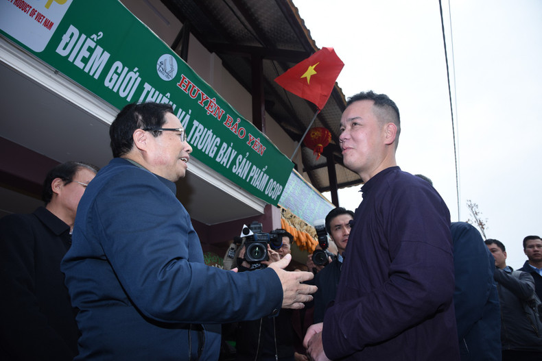El primer ministro Pham Minh Chinh visita a los habitantes de la aldea Lang Nu.
