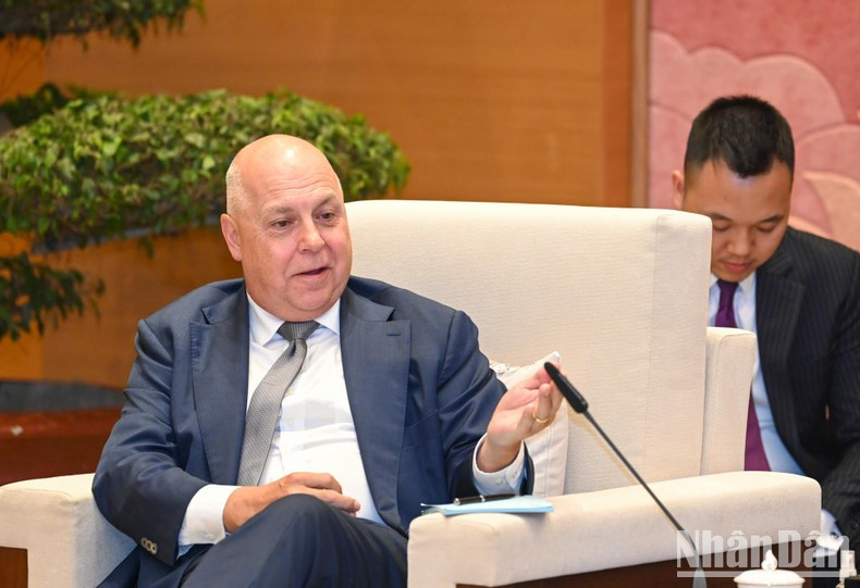 El tesorero y ministro de Desarrollo Económico y Relaciones Industriales del Estado de Victoria, Australia, Tim Pallas, habla en la reunión. El tesorero y ministro de Desarrollo Económico y Relaciones Industriales del Estado de Victoria, Australia, Tim Pallas, habla en la reunión.