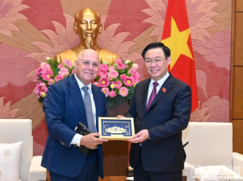 El presidente de la AN, Vuong Dinh Hue, entrega un recuerdo al tesorero y ministro de Desarrollo Económico y Relaciones Industriales del Estado de Victoria, Australia, Tim Pallas. El presidente de la AN, Vuong Dinh Hue, entrega un recuerdo al tesorero y ministro de Desarrollo Económico y Relaciones Industriales del Estado de Victoria, Australia, Tim Pallas.