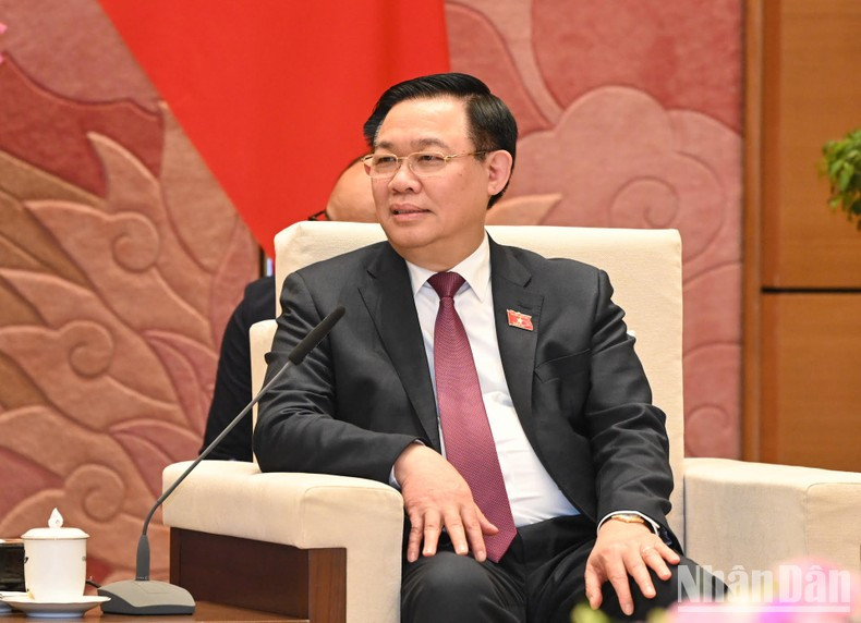 El presidente de la AN, Vuong Dinh Hue, habla en el encuentro. El presidente de la AN, Vuong Dinh Hue, habla en el encuentro.