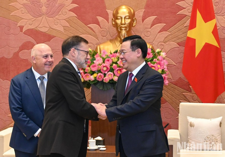 El presidente de AN, Vuong Dinh Hue, y los visitantes en la reunión. El presidente de AN, Vuong Dinh Hue, y los visitantes en la reunión.