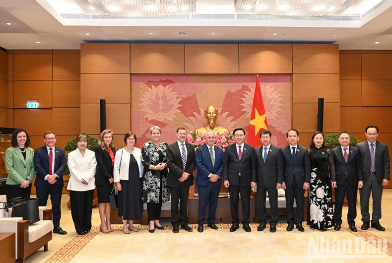 El presidente de la AN, Vuong Dinh Hue, el ministro de Desarrollo Económico y Relaciones Industriales del Estado de Victoria, Australia, Tim Pallas, y otros delegados se toman foto de recuerdo en el encuentro. El presidente de la AN, Vuong Dinh Hue, el ministro de Desarrollo Económico y Relaciones Industriales del Estado de Victoria, Australia, Tim Pallas, y otros delegados se toman foto de recuerdo en el encuentro.