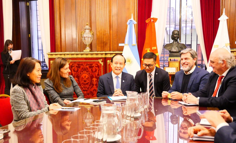 Nguyen Ngoc Tuan, vicesecretario del Comité del Partido Comunista de Hanói y presidente del Consejo Popular municipal, y funcionarios de Buenos Aires. (Foto: VNA)