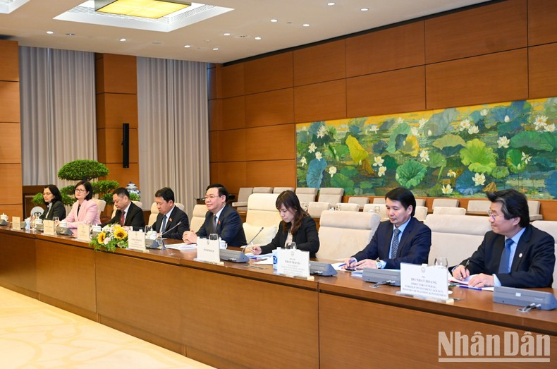 Dinh Hue y los delegados vietnamitas.