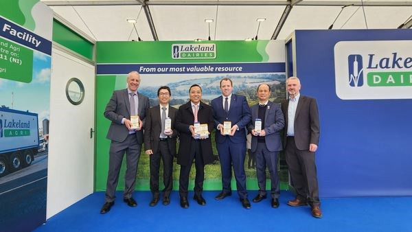 El embajador Nguyen Hoang Long visita algunos stands de grandes empresas de Irlanda del Norte en Feria de Balmoral Show 2023. (Foto: VNA) El embajador Nguyen Hoang Long visita algunos stands de grandes empresas de Irlanda del Norte en Feria de Balmoral Show 2023. (Foto: VNA)
