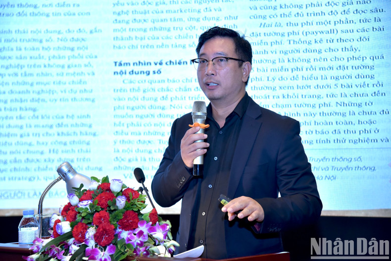 El doctor Do Anh Duc realiza una ponencia en la sesión temática: Modelo económico del periodismo específico en Vietnam.