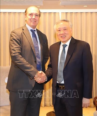 El viceprimer ministro de Vietnam Nguyen Hoa Binh y el director ejecutivo de Swire Pacific, Tim Blackburn. (Foto: VNA) El viceprimer ministro de Vietnam Nguyen Hoa Binh y el director ejecutivo de Swire Pacific, Tim Blackburn. (Foto: VNA)