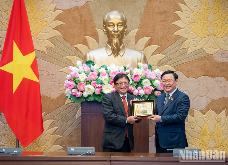 El presidente de la AN, Vuong Dinh Hue, entrega recuerdos a los dirigentes de Keidanren.