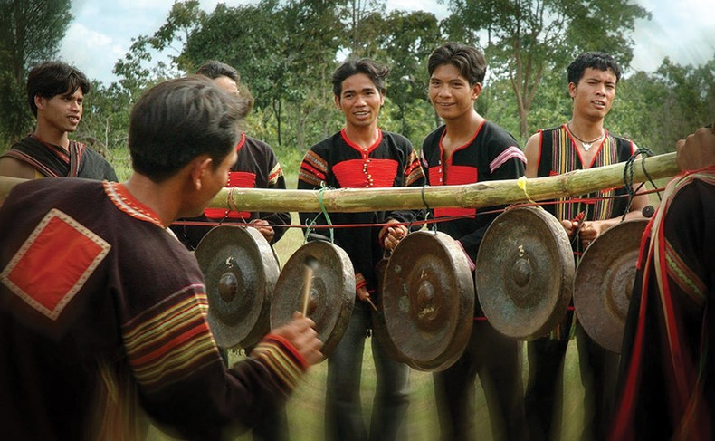 Las actuaciones de gongs ilustran la belleza cultural de las minorías étnicas de la Altiplanicie Occidental. (Fotografía: VNA) Las actuaciones de gongs ilustran la belleza cultural de las minorías étnicas de la Altiplanicie Occidental. (Fotografía: VNA)
