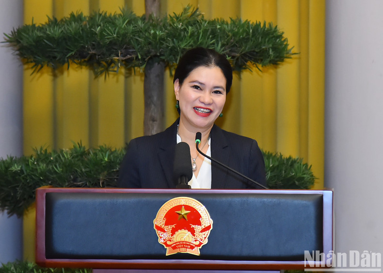 La jefa del Departamento de Asuntos Exteriores de la Oficina Presidencial, Nguyen Vu Ha Le, pronuncia un discurso. La jefa del Departamento de Asuntos Exteriores de la Oficina Presidencial, Nguyen Vu Ha Le, pronuncia un discurso.