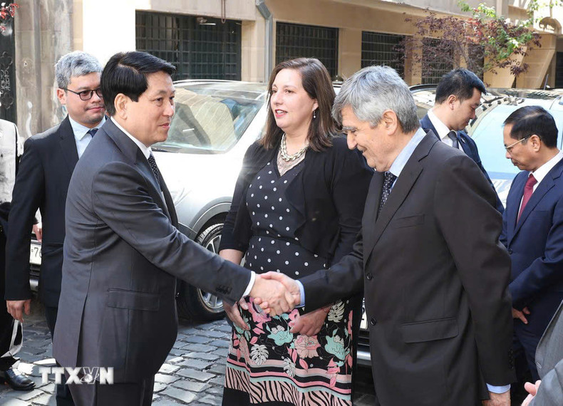 Dirigentes del Partido Socialista de Chile dan la bienvenida al presidente Luong Cuong en su visita a la sede del. (Foto: VNA) Dirigentes del Partido Socialista de Chile dan la bienvenida al presidente Luong Cuong en su visita a la sede del. (Foto: VNA)