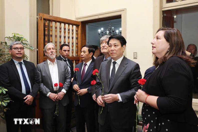 El presidente Luong Cuong coloca flores frente a la estela dedicada a los asesinados por la dictadura en la sede del Partido Socialista de Chile. (Foto: VNA) El presidente Luong Cuong coloca flores frente a la estela dedicada a los asesinados por la dictadura en la sede del Partido Socialista de Chile. (Foto: VNA)