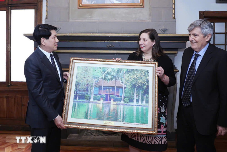 El presidente Luong Cuong entrega el cuadro de la casa sobre pilotes del tío Ho a la titular del Partido Socialista de Chile, Paulina Vodanovic. (Foto VNA) El presidente Luong Cuong entrega el cuadro de la casa sobre pilotes del tío Ho a la titular del Partido Socialista de Chile, Paulina Vodanovic. (Foto VNA)