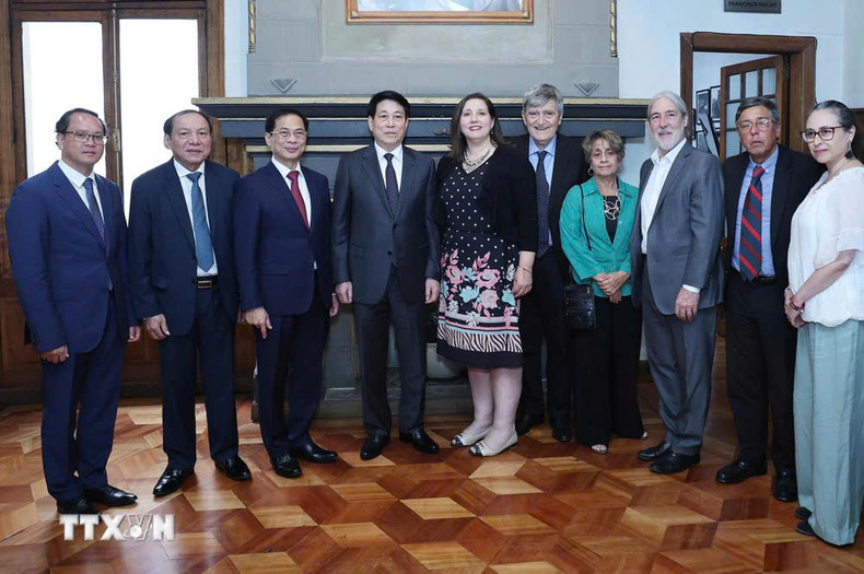 El presidente vietnamita y delegados en la sede del Partido Socialista de Chile. (Foto: VNA) El presidente vietnamita y delegados en la sede del Partido Socialista de Chile. (Foto: VNA)