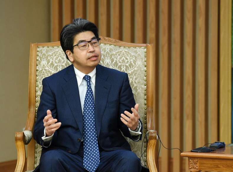 Hayashi Nobumitsu elogió las propuestas del premier vietnamita, incluidas las relacionadas con el proyecto de refinería y petroquímica de Nghi Son. Apreció el liderazgo, la dirección y la capacidad administrativa del Gobierno vietnamita. Según el funcionario, el país indochino ha mantenido la estabilidad macroeconómica en el contexto de las fluctuaciones globales, especialmente la estabilidad de los precios del petróleo, y un buen impulso de crecimiento, además de ser un destino de inversión atractivo para las empresas japonesas. Hayashi Nobumitsu elogió las propuestas del premier vietnamita, incluidas las relacionadas con el proyecto de refinería y petroquímica de Nghi Son. Apreció el liderazgo, la dirección y la capacidad administrativa del Gobierno vietnamita. Según el funcionario, el país indochino ha mantenido la estabilidad macroeconómica en el contexto de las fluctuaciones globales, especialmente la estabilidad de los precios del petróleo, y un buen impulso de crecimiento, además de ser un destino de inversión atractivo para las empresas japonesas.