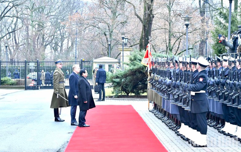 El primer ministro Pham Minh Chinh pasa revista a la Guardia de Honor del Ejército polaco. El primer ministro Pham Minh Chinh pasa revista a la Guardia de Honor del Ejército polaco.