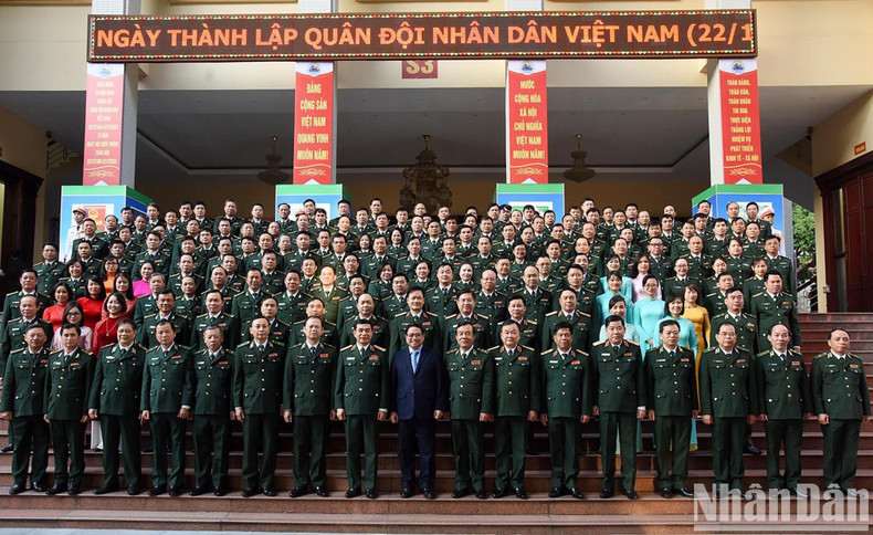 Minh Chinh toma una foto de recuerdo con los oficiales y soldados el Comando de la Guardia Fronteriza. Minh Chinh toma una foto de recuerdo con los oficiales y soldados el Comando de la Guardia Fronteriza.
