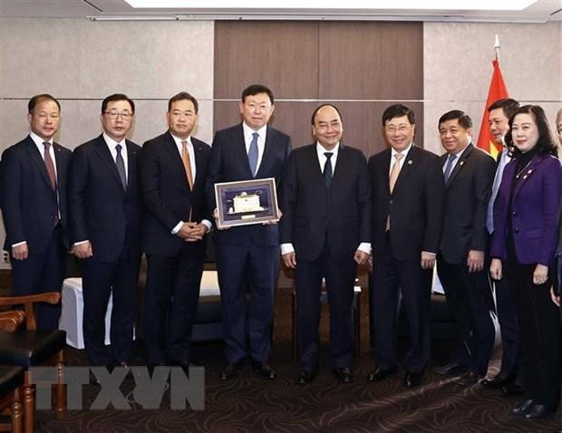 El presidente Nguyen Xuan Phuc y la delegación del Grupo Lotte. (Fotografía: VNA) El presidente Nguyen Xuan Phuc y la delegación del Grupo Lotte. (Fotografía: VNA)