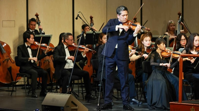 En el programa actúa el violinista Bui Cong Duy. En el programa actúa el violinista Bui Cong Duy.