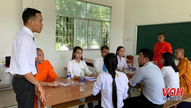 Una clase en el Departamento de Idioma - Cultura - Arte Jemer en la Universidad de Tra Vinh (Fuente: voh.com.vn) Una clase en el Departamento de Idioma - Cultura - Arte Jemer en la Universidad de Tra Vinh (Fuente: voh.com.vn)