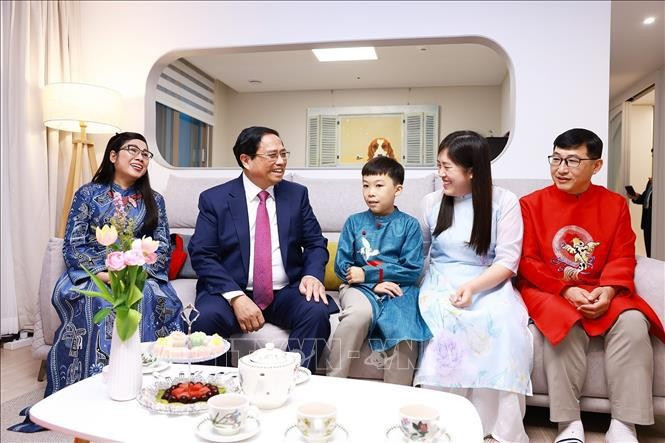El primer ministro Minh Chinh y su esposa (primera persona en la izquierda) visita la familia de Jang Yeong Gak y Vu Thai Linh. (Foto: VNA)