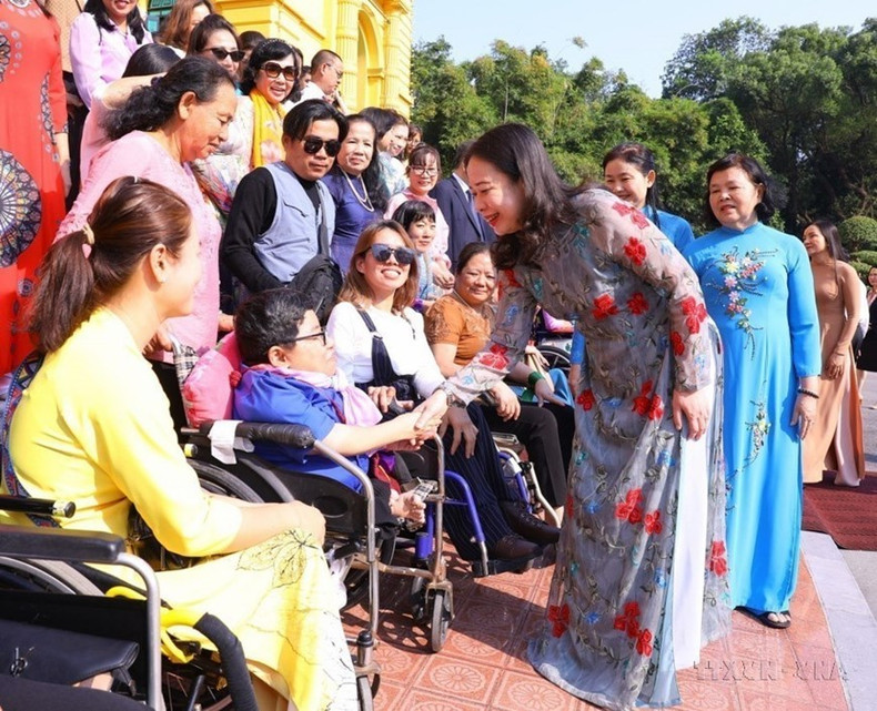 La vicepresidenta Vo Thi Anh Xuan sostuvo un encuentro con una delegación representativa de mujeres discapacitadas con motivo del 92º aniversario del Día de la Mujer Vietnamita, el 20 de octubre. (Fuente: VNA) La vicepresidenta Vo Thi Anh Xuan sostuvo un encuentro con una delegación representativa de mujeres discapacitadas con motivo del 92º aniversario del Día de la Mujer Vietnamita, el 20 de octubre. (Fuente: VNA)