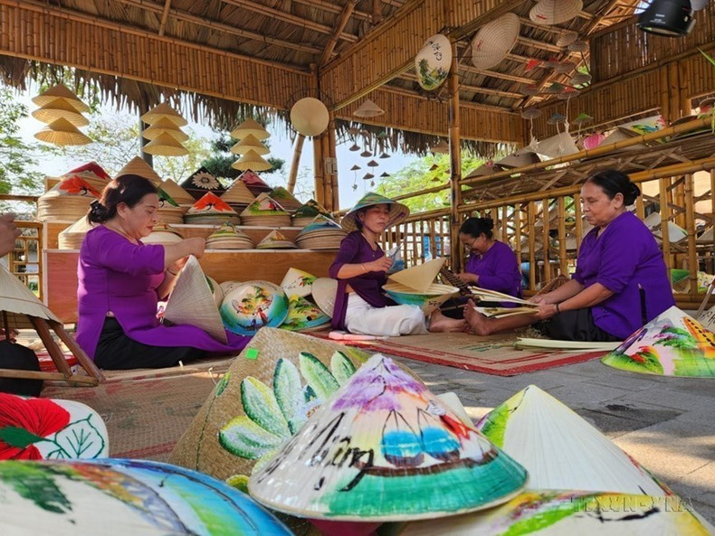 Las mujeres participan en la preservación y el desarrollo de productos de sombreros cónicos del pueblo artesanal tradicional de Van The (Hue). (Fuente: VNA) Las mujeres participan en la preservación y el desarrollo de productos de sombreros cónicos del pueblo artesanal tradicional de Van The (Hue). (Fuente: VNA)