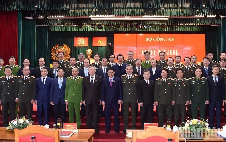 El primer ministro Pham Minh Chinh y los delegados en la cita. El primer ministro Pham Minh Chinh y los delegados en la cita.