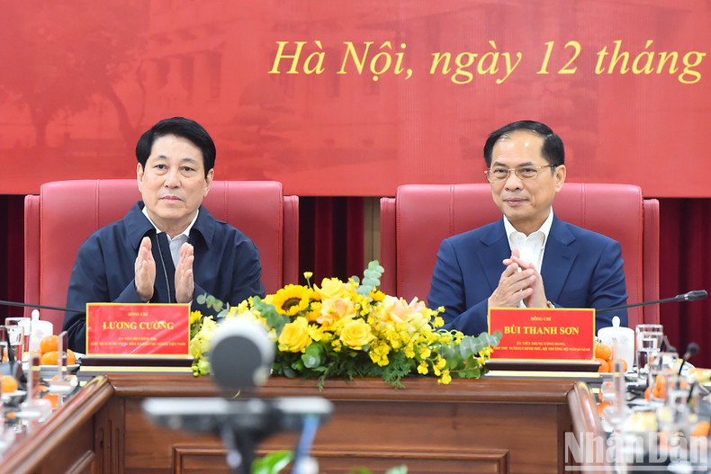 El presidente Luong Cuong, el vicepremier y ministro de Asuntos Exteriores, Bui Thanh Son.