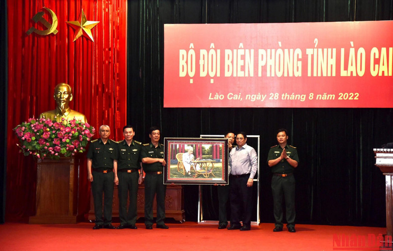 El primer ministro regala un retrato del Presidente Ho Chi Minh al Alto Mando de la Guardia Fronteriza de Lao Cai. El primer ministro regala un retrato del Presidente Ho Chi Minh al Alto Mando de la Guardia Fronteriza de Lao Cai.